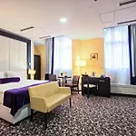 מלון - Gym, Pool & 4*