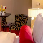 - Gym, Pool & מלון
