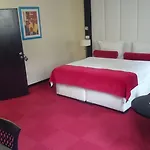 - Gym, Pool & 4*