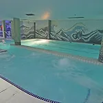 מלון - Gym, Pool & 4*