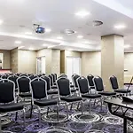 - Gym, Pool & Hotell