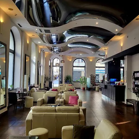 - Gym, Pool & 酒店 4*