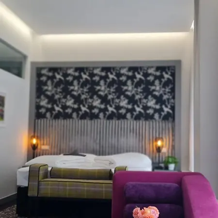 - Gym, Pool & 酒店