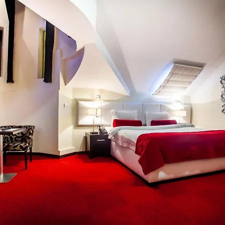 - Gym, Pool & Hotell