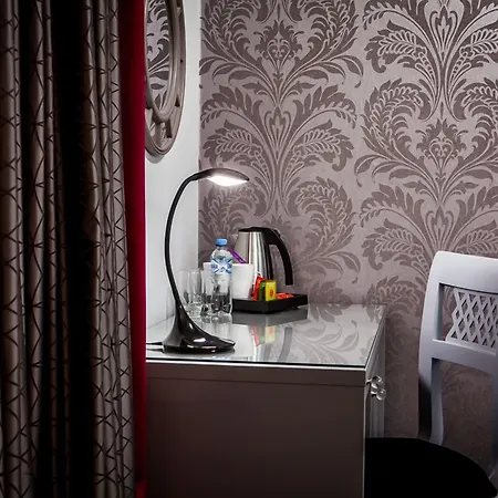 - Gym, Pool & 酒店