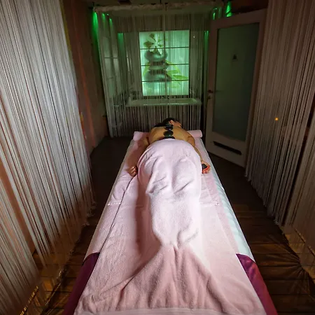 - Gym, Pool & 酒店 4*