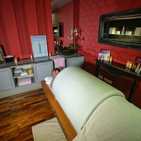 - Gym, Pool & 酒店 4*