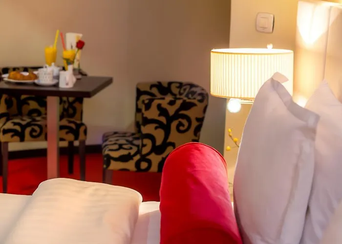 - Gym, Pool & 酒店