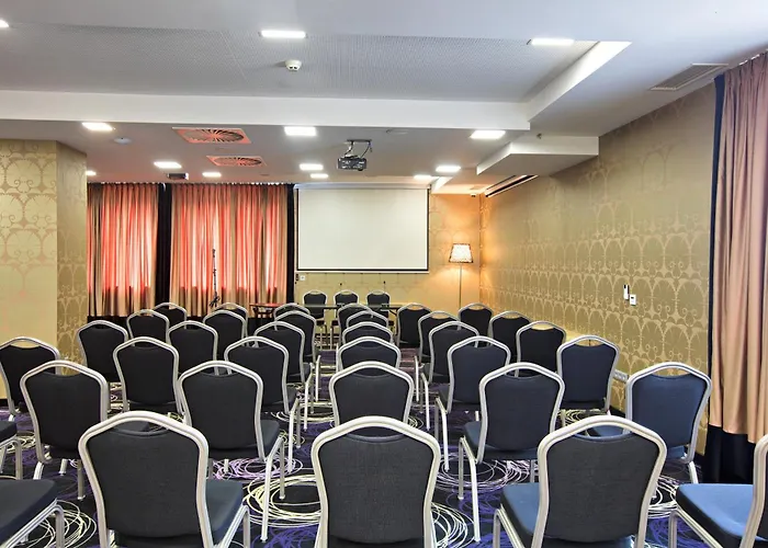 - Gym, Pool & 酒店 4*