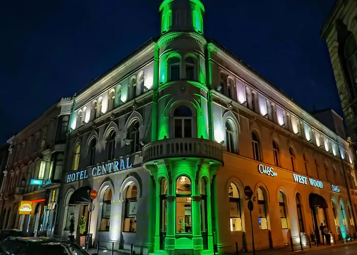 - Gym, Pool & 酒店