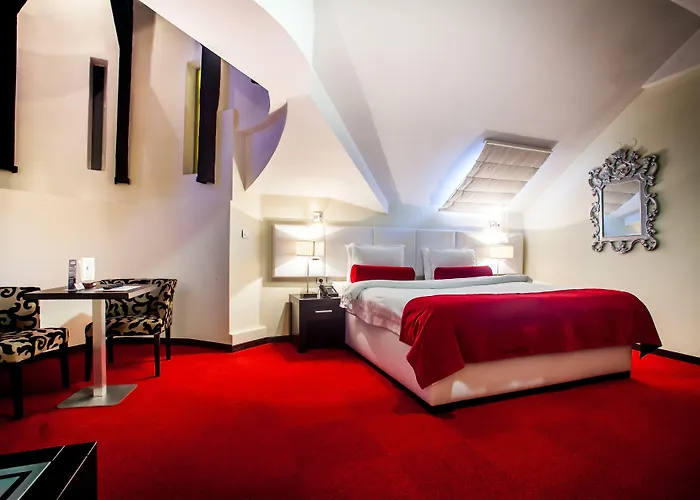 - Gym, Pool & 酒店 4*