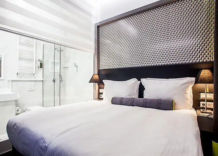 - Gym, Pool & 酒店