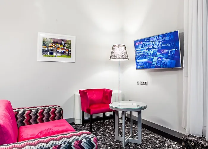 - Gym, Pool & 酒店