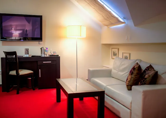 - Gym, Pool & 酒店