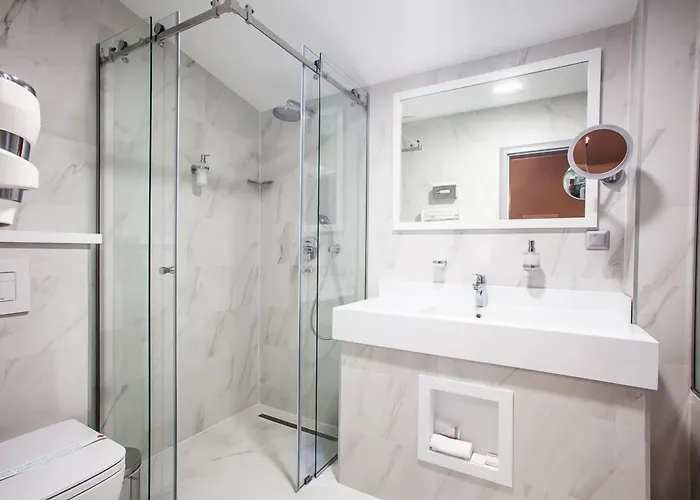 - Gym, Pool & 酒店 4*