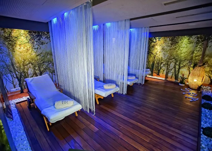 - Gym, Pool & 酒店 4*