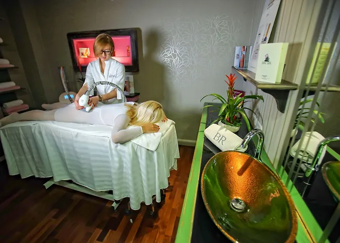 - Gym, Pool & 酒店 4*