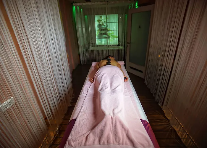 - Gym, Pool & 酒店 4*