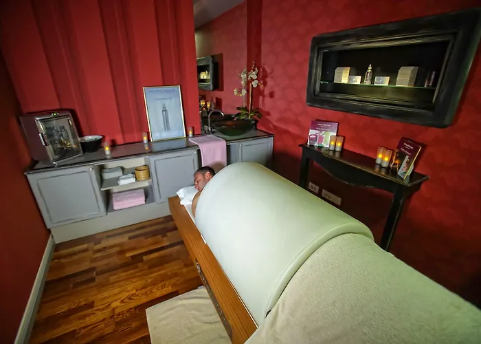 - Gym, Pool & 酒店 4*