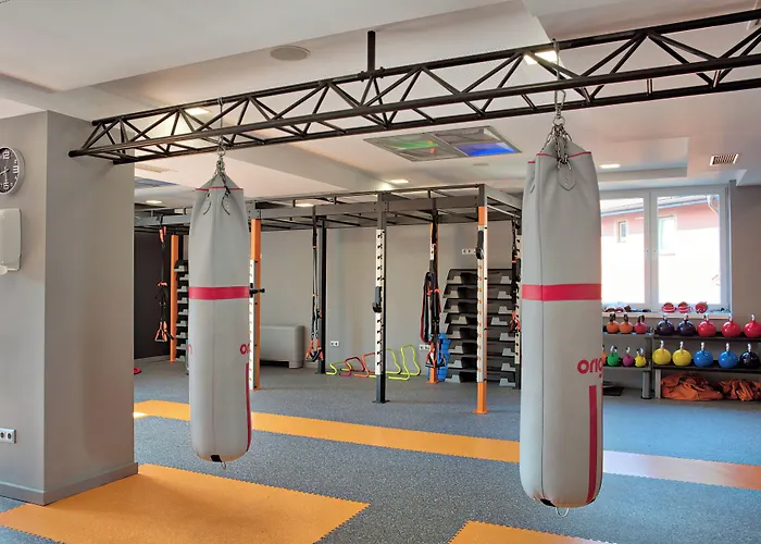 - Gym, Pool & 酒店 4*