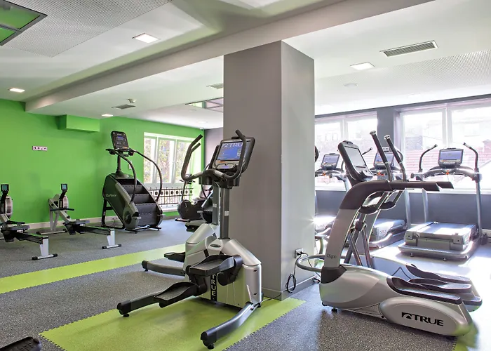 - Gym, Pool & 酒店 4*