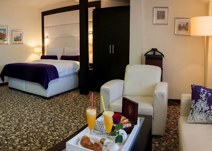 - Gym, Pool & 酒店