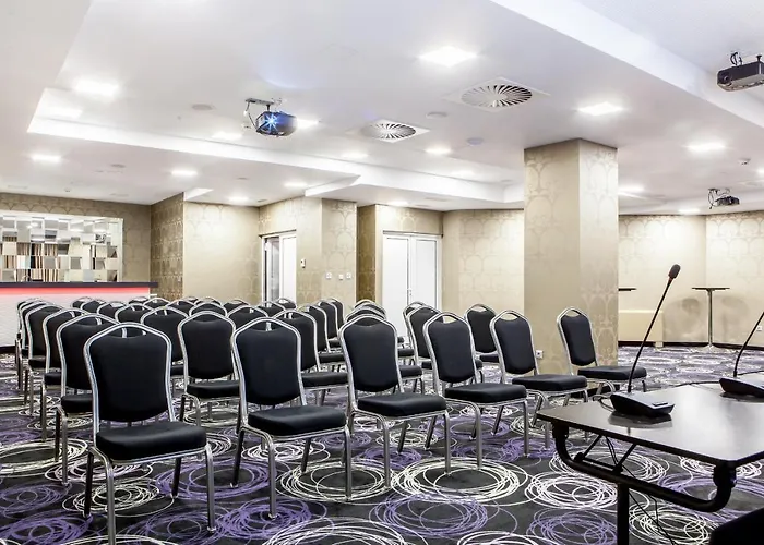 - Gym, Pool & 酒店